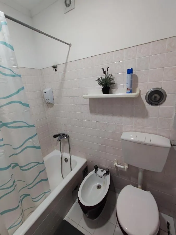 Lisbon Room With Ac In Penha De Franca, Lisbon Guest house
