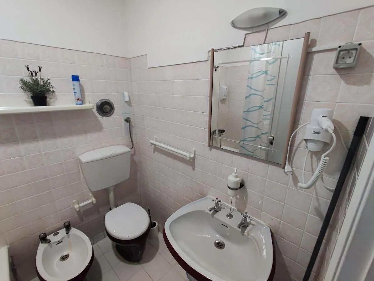 Lisbon Room With Ac In Penha De Franca, Lisboa 0*,