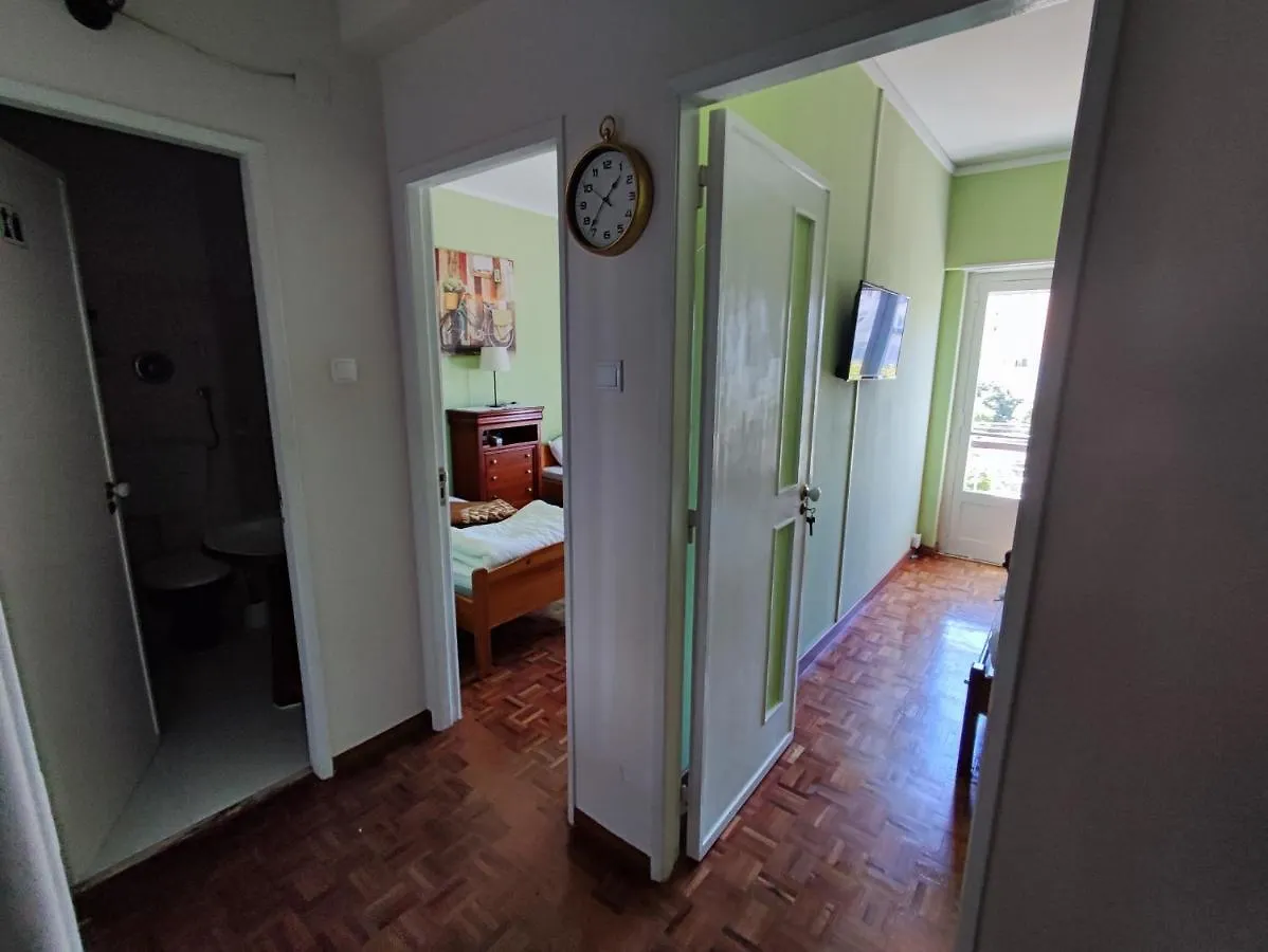 Lisbon Room With Ac In Penha De Franca, Lisbon Guest house