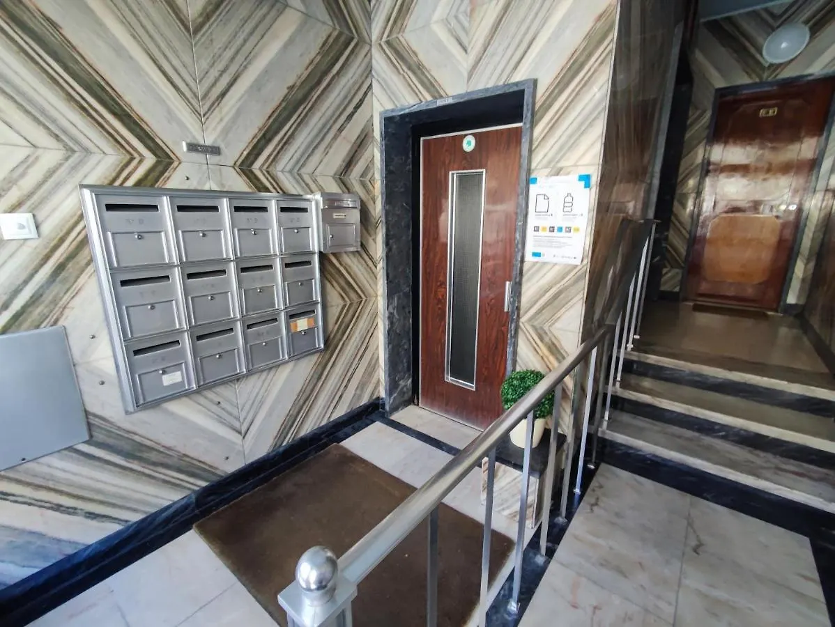 Lisbon Room With Ac In Penha De Franca, Lisbon Guest house